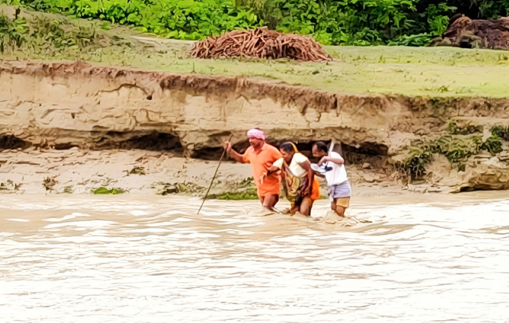 सिरहामा बाढीमा फसेकी वृद्ध महिलाको उद्धार
