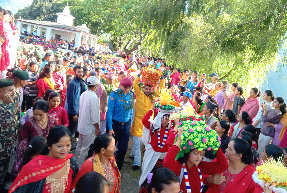 बाजुराको सरकारी टोली पूजा सामग्रीसहित बडीमालिका प्रस्थान