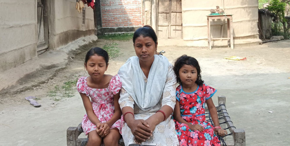 बाढीले खोस्यो दसैँको टीका, बेपत्ता आफन्तको पर्खाइमा खाली निधार