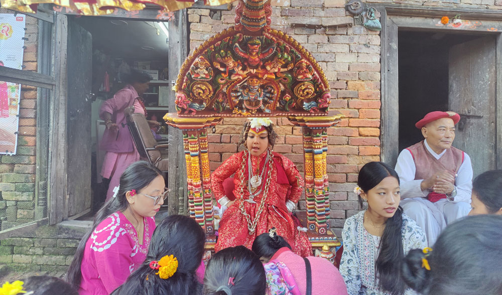 तलेजुमा सर्वसाधारणद्वारा कुमारीको हातबाट टीका ग्रहण, तलेजुलाई देवगृह भित्र्याइयो