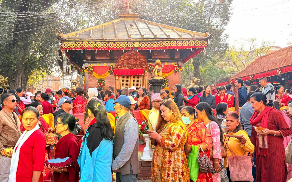 नवरात्रको आठौँ दिन : शक्तिपीठमा भक्तजनको घुइँचो