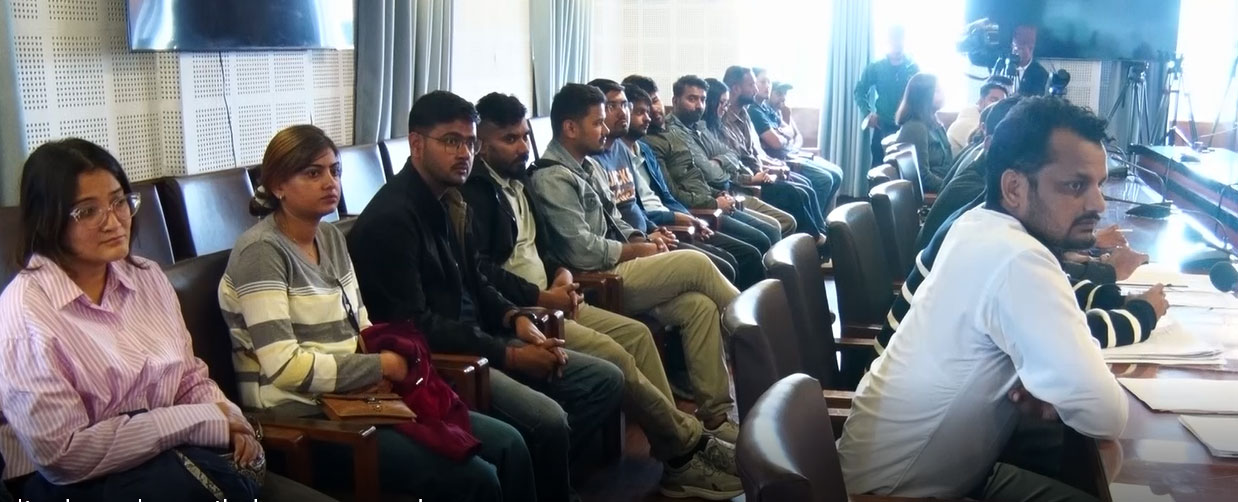 समस्या समाधानको माग गर्दै नेशनल मेडिकल कलेजका रेजिडेन्ट डाक्टर सरकारलाई गुहार्न सिंहदरबार पुगे