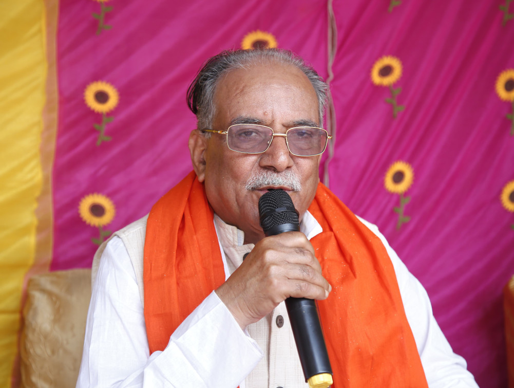 बालेनको पुर्ख्यौली घरमा पुगेर प्रचण्डले भने- सबैले मिलेर व्यवस्था जोगाउनुपर्छ