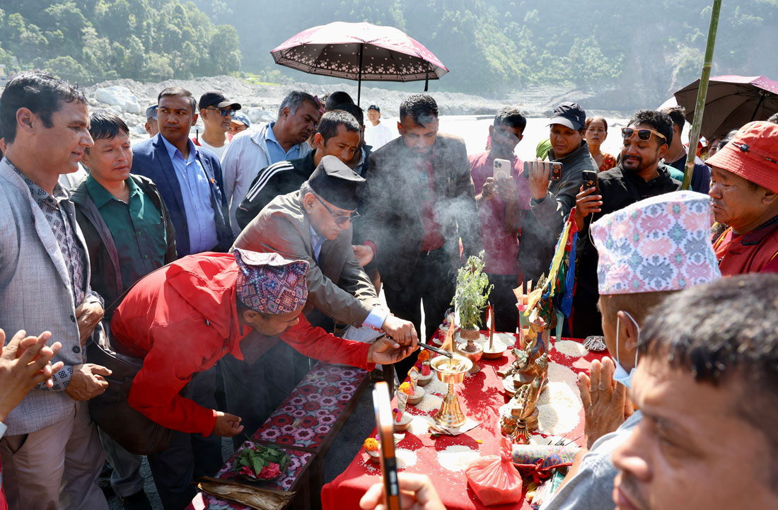 प्रचण्ड रसुवा-भोटेकोशी बाढीका मृतकको घेवामा सहभागी