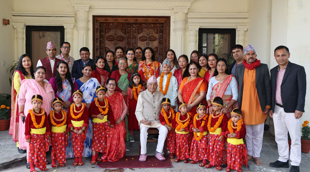 राष्ट्रपतिद्वारा शीतल निवासमा नवकन्याको पूजार्चना, गोडा धोएर टीका लगाइदिएर उपहार प्रदान